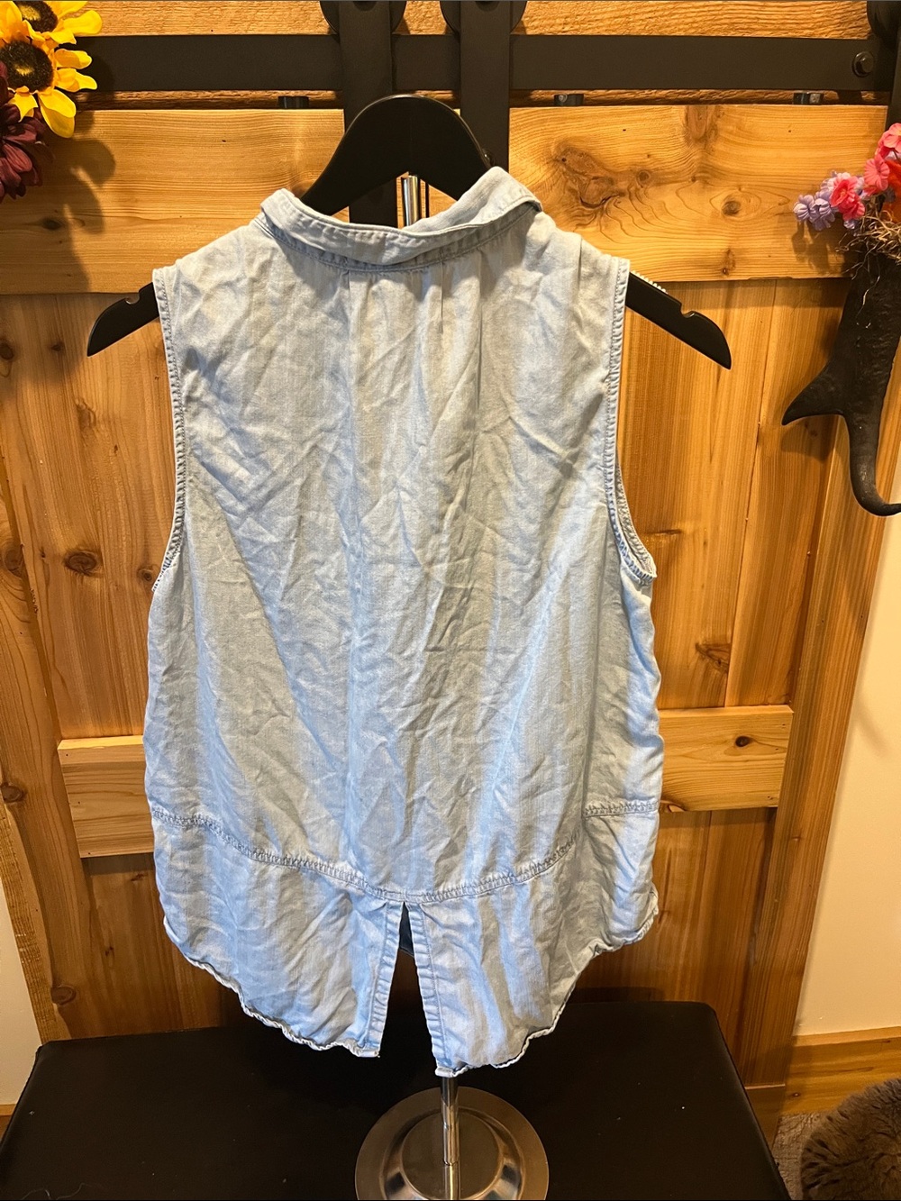 Lola River Light Blue Sleeveless Button-Down Chambray Shirt - 100% Tencel - Picture 7 of 9